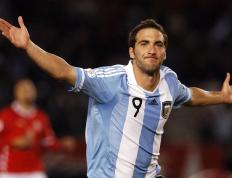 莱万多夫斯基意外战胜巴黎圣日耳曼，刷新纪录引爆全场！观众掌声雷动