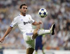 阿扎伦卡迎来七赛季高光表现，法国队球迷沸腾！