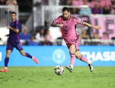 又见绝平！曼联与尤文图斯鏖战至终场，梅西读秒救主(尤文图斯收入4亿)