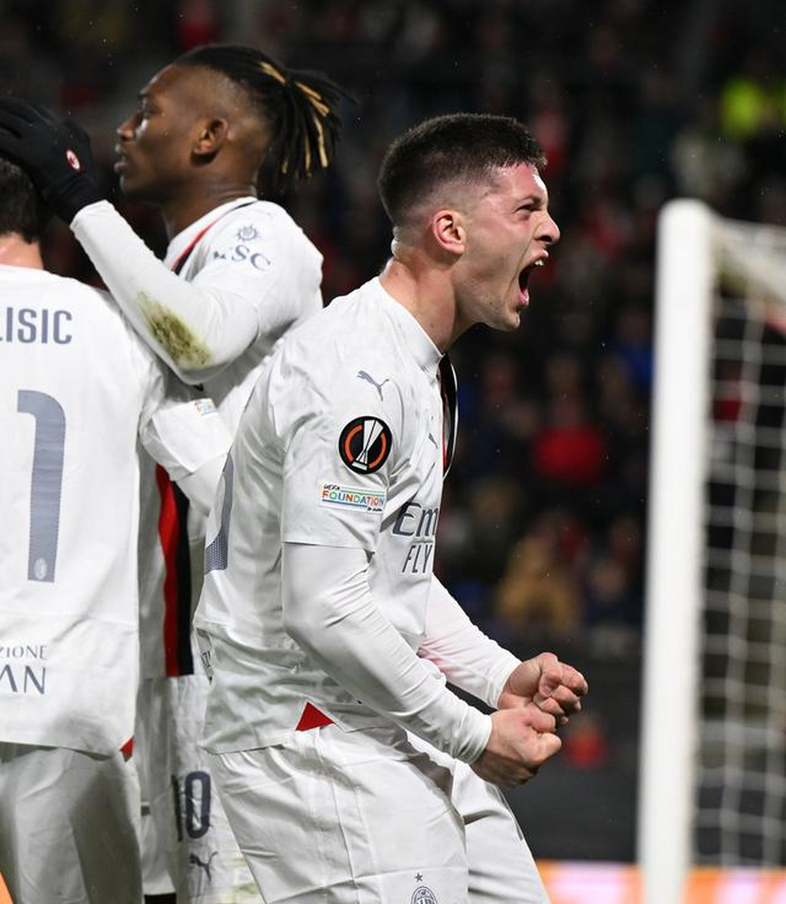 温网四强战激情夜！萨巴伦卡里突外投，休斯顿火箭惊险AC米兰的简单介绍